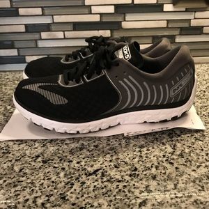 Brooks Pureflow 6. Size 7.5. Black/Gray